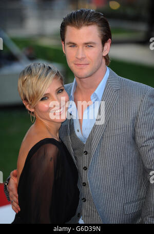 Elsa Pataky et Chris Hemsworth assistent au premier ministre de Rush à Odeon Leicester Square, Londres. Banque D'Images