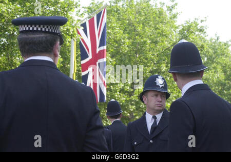 Les policiers de la police métropolitaine ont augmenté la sécurité avant la répétition de Trooping the Color dans le centre de Londres. L'événement lui-même aura lieu le 14 juin 2003. Banque D'Images