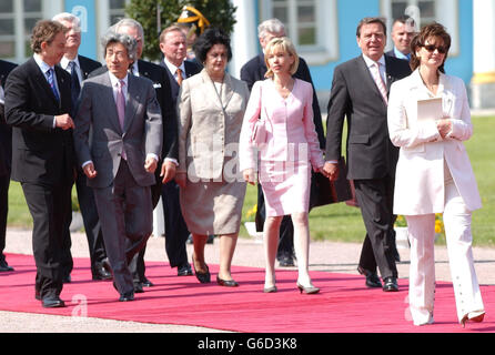 Le Premier ministre Tony Blair (à gauche), accompagné de l'épouse Cherie (à droite), arrive pour le déjeuner au Palais de Catherine la Grande à Saint-Pétersbourg, en Russie, où d'autres dirigeants du monde étaient également présents. Banque D'Images