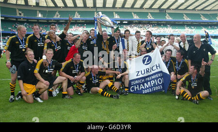 Les joueurs de Wasps célèbrent après leur victoire sur Gloucester lors de la première finale de Zurich à Twickenham, Londres. Banque D'Images