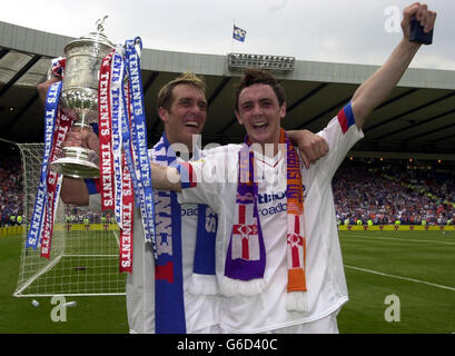 Les joueurs de Ranger Fernando Ricksen et Maurice Ross avec la coupe d'Écosse de Tennent, battant Dundee 1-0 dans la finale à Hampden Park, Glasgow. Banque D'Images