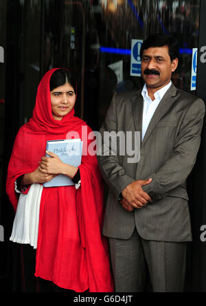 Malala Yousafzai ouvre officiellement la Bibliothèque de Birmingham dans le centre-ville de Birmingham avec son père Ziauddin Yousafzai. Banque D'Images