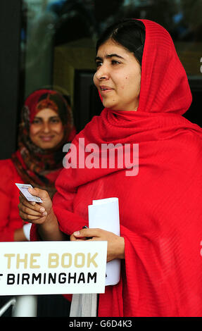 Malala Yousafzai détient sa carte de bibliothèque alors qu'elle ouvre officiellement la Bibliothèque de Birmingham dans le centre-ville de Birmingham. Banque D'Images