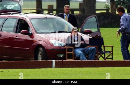 Le Prince William regarde son père, le Prince de Galles, participer à la coupe Charkravarty au Beaufort Polo Club à Gloucestershire. Banque D'Images