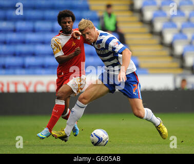 Football - amical - Reading v Oman - Madejski Stadium.Pavel Pogrenbnyak (à droite) de Reading et Ali Aljabri (à gauche) d'Oman se battent pour le ballon. Banque D'Images