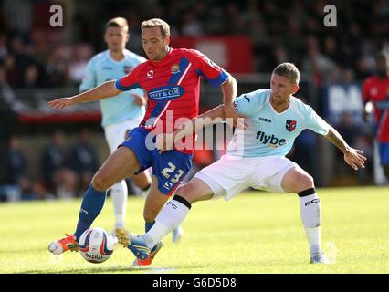 Dagenham & amp; Brian Woodrol de Redbridge (à gauche) et Scott Bennett d'Exeter City se dispute la possession du ballon lors du match de la Sky Bet football League Two au London Borough of Barking et au Dagenham Stadium, à Londres. Banque D'Images