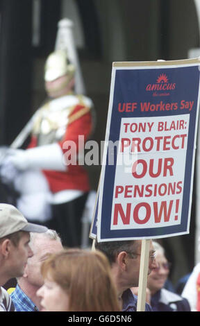 Plus de 500 travailleurs en colère marchaient sur Downing Street, pour exiger la justice du gouvernement en matière de pensions. * les travailleurs, du groupe de pensions de vieillesse ASW, ont remis une pétition au n° 10 demandant une indemnisation pour avoir leurs futurs fonds de retraite réduits en b? ASW, anciennement Allied Steel and Wire, a été mis sous séquestre en juillet. Deux de ses régimes de retraite salariaux finaux ont été liquidés dans ses principales usines de Cardiff et de Sheerness, dans le Kent. Banque D'Images