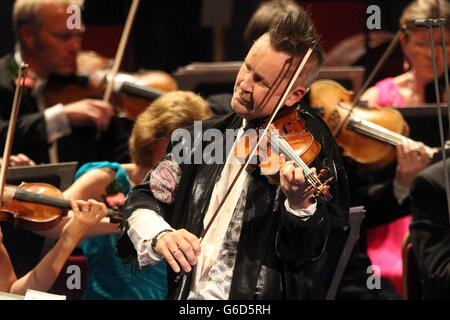 Le violoniste Nigel Kennedy pendant la dernière nuit des Proms au Royal Albert Hall, Londres. Banque D'Images