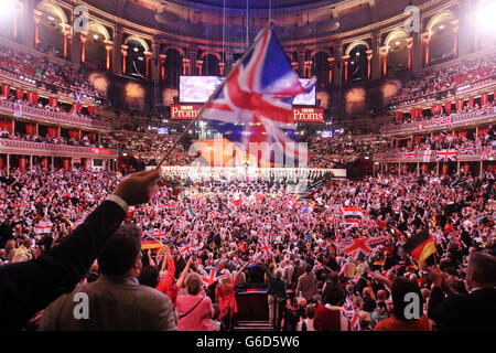 Vue générale du Royal Albert Hall de Londres pendant la dernière nuit des Proms. Banque D'Images