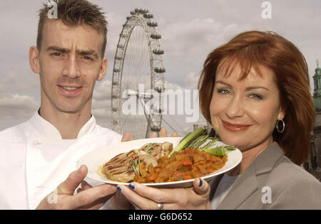 Sian Lloyd, jeune fille de la télévision galloise, et le chef vedette Hywel Jones, lors du lancement du Welsh Lamb and Welsh Beef Roadshow de HCC, dans le centre de Londres. Hywel, chef de la pharmacie de Londres, a contribué à démontrer la qualité des produits gallois. * .. Avec un 'Hot et Spicy Stir frite' fait avec de l'agneau gallois. Banque D'Images