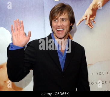 L'acteur de Hollywood Jim Carrey lors d'une séance photo pour promouvoir son nouveau film Bruce Almighty à l'hôtel Dorchester.08/01/04: Jim Carrey est en tête de liste dans un sondage des dix étoiles les plus populaires de l'argent de 2003 dans un sondage annuel des opérateurs de cinéma aux États-Unis.Nicole Kidman a terminé deuxième, suivie de Jack Nicholson, Tom Cruise, Julia Roberts, Johnny Depp, Russell Crowe,Tom Hanks, Will Ferrell et Renee Zellweger. Banque D'Images