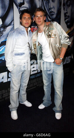 Anthony Costa et Lee Ryan, du groupe pop Blue, arrivent au Warner Village Cinema dans le West End de Londres, pour la première britannique de 2 Fast 2 Furious. Banque D'Images