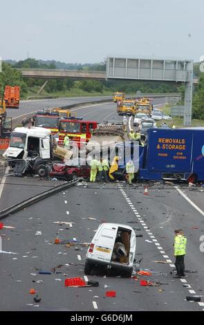 La scène sur la M1 où quatre personnes ont été tuées, dans une énorme pile d'autoroute dans Leicestershire. On croit que la collision a impliqué un transporteur de véhicules et un certain nombre de voitures. * trois Scimitars de l'Armée - véhicules de reconnaissance légèrement blindés - qui venaient juste de rentrer du Golfe, ont été impliqués dans l'accident. Ils étaient emmenés de Marchwood, dans le Hampshire, à la base de l Armée de terre de Catterick, dans le North Yorkshire. On ne savait pas encore à quel régiment ils appartenaient ou si le personnel du ministère de la Défense était impliqué dans l'accident. Banque D'Images