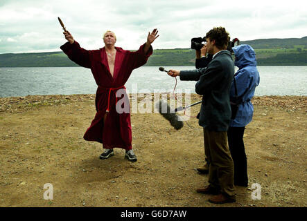 Kevin Carlyon, souverain Sacrificateur du corven britannique des sorcières blanches, lantait des sorts dans une tentative d'attirer le monstre du Loch Ness. * il essayait d'encourager une apparence de Nessie prétendant qu'il y a eu peu d'observations depuis qu'il a mis un sort pour protéger le monstre mythique il y a deux ans. M. Carlyon, de Hastings, dans l'est du Sussex, a béni les éléments de la nature pour repousser les mauvais esprits et a déposé un talisman dans le loch trouble pour protéger l'eau et toutes les créatures qu'il abrite. Banque D'Images