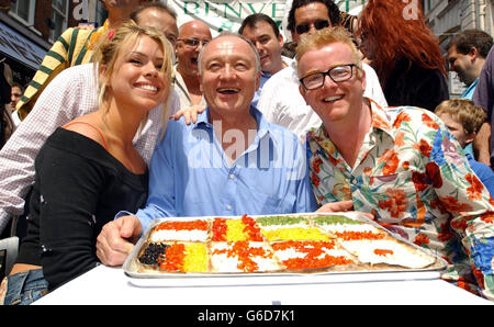 (Premier plan à gauche-à droite) Billie Piper, maire de Londres Ken Livingstone et Chris Evans mangez de la pizza pendant un photocall pour lancer 'A Taste of Soho', un festival de rue familial de deux jours à Soho, Londres, pour marquer la fin du mois totalement Londres. Banque D'Images