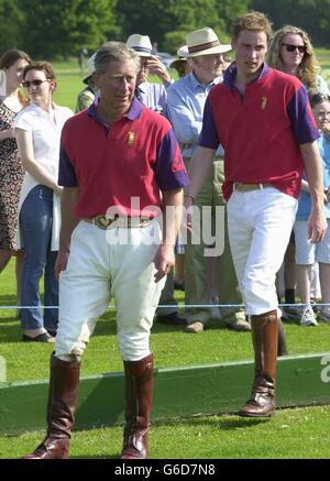 Le Prince de Galles (à gauche) et le Prince William après avoir joué pour Highgrove dans un match qu'ils ont perdu contre Lovelocks dans le Dorchester Polo Trophy en aide à la Gurkha Welfare Trust au Cirencester Park Polo Club. Banque D'Images