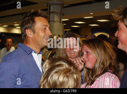 Le rameur Mike Noel-Smith avec sa femme Buffy, sa fille Isabelle et ses fils Will (R) et Harry à l'aéroport de Heathrow à Londres, alors que lui et son collègue Rob Abernethy sont revenus dans le pays, après qu'ils aient dû être secourus par la marine australienne. * après leur tentative de traverser l'océan Indien a dû être scuped . Noel-Smith et son collègue Rob Abernethy, 31 ans, ont été secourus à 1,500 milles à l'ouest de Perth plus tôt ce mois-ci après que l'homme de 46 ans ait été blessé par temps orageux. Banque D'Images