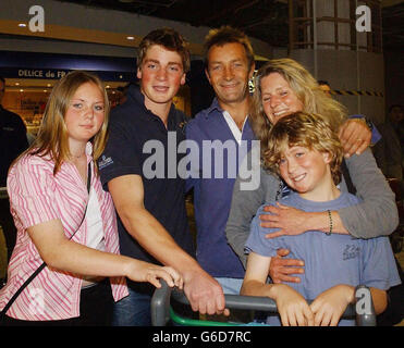 Le rameur Mike Noel-Smith avec sa femme Buffy, sa fille Isabelle et ses fils Will (deuxième à gauche) et Harry à l'aéroport de Heathrow à Londres, alors que lui et son collègue Rob Abernethy sont revenus dans le pays, après avoir dû être secourus par la marine australienne. * après leur tentative de traverser l'océan Indien a dû être scuped . Noel-Smith et son collègue Rob Abernethy, 31 ans, ont été secourus à 1,500 milles à l'ouest de Perth plus tôt ce mois-ci après que l'homme de 46 ans ait été blessé par temps orageux. Banque D'Images