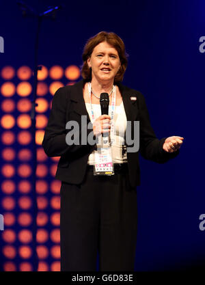 Le député de la RT Hon Maria Miller est sur scène lors de la cérémonie d'ouverture le premier jour des Jeux scolaires de Sainsbury en 2013 à l'arène Motorpoint, à Sheffield.APPUYEZ SUR ASSOCIATION photo.Date de la photo : jeudi 12 septembre 2013.Le crédit photo devrait se lire: Chris Radburn/PA Wire Banque D'Images