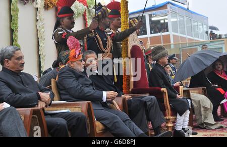 Le président américain Barack Obama et le Premier Ministre indien Narendra Modi regarder la 66e Journée de la République le 26 janvier 2015 Défilé à New Delhi, en Inde. Banque D'Images