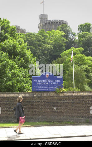 Le panneau pour St George s School, à côté du château de Windsor. Le comédien Aaron Barschak, qui a fêté la fête du 21e anniversaire du prince Williams, est censé avoir pénétré dans le château par le terrain de l'école. * la police a dit qu'il a obtenu l'accès au château precincts en mettant à l'échelle un remblai, en montant un arbre, en sautant sur un mur et puis en atteignant une terrasse. Il a ensuite été contesté par un entrepreneur et escorté jusqu'à un point de police, où, après interrogation, il a été admis dans la zone du château où la partie avait lieu. Banque D'Images