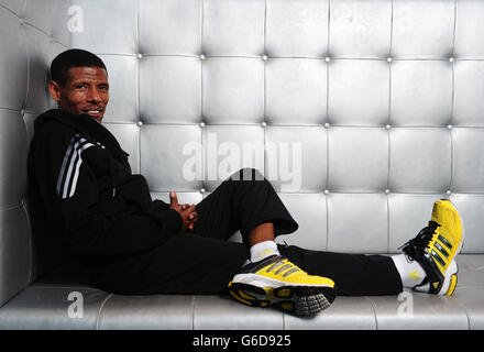 Athlétisme - 2013 Great North Run - Conférence de presse des athlètes - Sofitel London Heathrow.Haile Gebrselassie, en Ethiopie, pose une photo après la conférence de presse au Sofitel London Heathrow, Londres. Banque D'Images