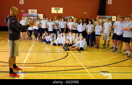 L'entraîneur en chef explique aux enfants de faire de l'exercice dans la salle de sport de Concord au cours du deuxième jour des Jeux scolaires de Sainsbury's 2013 au centre sportif de Concord, à Sheffield. Banque D'Images