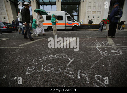 Les gens écrivent des manifestations à craie devant le siège social de Shell après une marche de Greenpeace appelant à la protection de l'Arctique, dans le cadre de Ice Ride, une journée mondiale d'action pour protéger l'Arctique, marquée par des événements de cyclisme de masse dans 75 villes du monde entier et au Royaume-Uni à Édimbourg, Glasgow, Belfast, Cardiff,Et Liverpool - sur Lambeth Palace Road en route vers le quartier général du géant pétrolier Shell à Londres. Banque D'Images