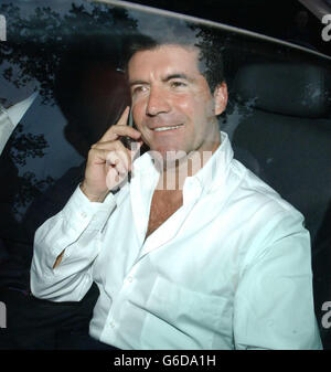 Le producteur de musique Simon Cowell arrive pour Sir Elton John's White Tie et Tiara ball à 'Woodside', son manoir du Berkshire. Tous les fonds du parti privé exclusif sont versés à la Fondation Elton John AIDS. Banque D'Images