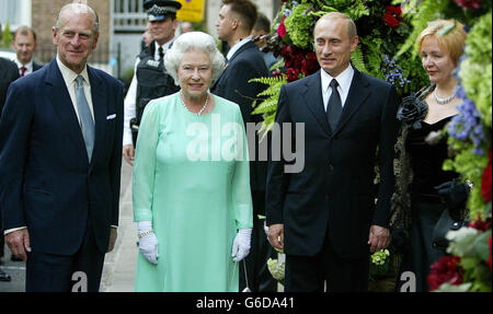 Le duc d'Édimbourg (à gauche) et la reine Elizabeth II (2e à gauche) sont accueillis par le président russe Vladimir Poutine (2e à droite) et son épouse Lyudmila Putina (droite) lorsqu'ils arrivent pour un banquet à Spencer House à Londres. Banque D'Images