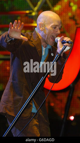 Michael Stipe, chanteur de REM en chef, interprète en direct au Glastonbury Festival 2003. Banque D'Images