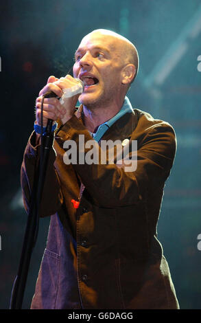 Glastonbury REM Michael Stipe.Michael Stipe, chanteur de REM en chef, interprète en direct au Glastonbury Festival 2003. Banque D'Images