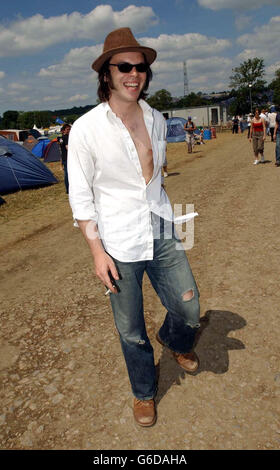 Chanteur gaz Coombes de Supergrass participant au festival Glastonbury 2003. Banque D'Images