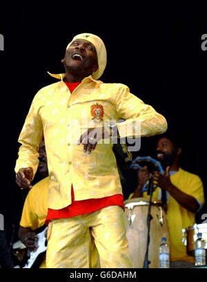 Jimmy Cliff se produit sur la Pyramid Stage, au Glastonbury Festival. Banque D'Images