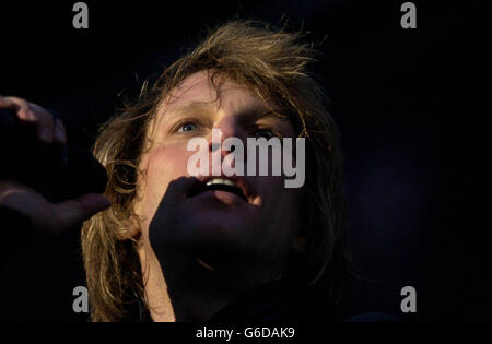 Jon bon Jovi en scène avec son groupe bon Jovi dans Hyde Park à Londres, le dernier jour de leur Bounce World Tour. Banque D'Images