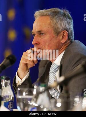 Richard Bruton TD Ministre de l'emploi, de l'entreprise et de l'innovation The Fine Gael, Party Think in at the Heritage Hotel, Killenard, Co Laois. Banque D'Images