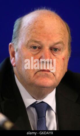 Le ministre des Finances, Michael Noonan, lors de la fête Fine Gael, pense à l'hôtel Heritage de Killenard, Co Laois. Banque D'Images