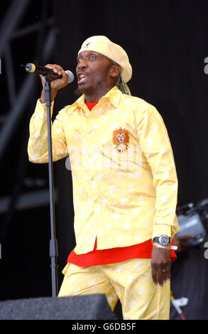 Glastonbury Jimmy Cliff.Jimmy Cliff se produit sur la Pyramid Stage, au Glastonbury Festival. Banque D'Images