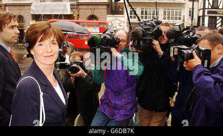 Lady Archer avec son fils James, à l'extérieur de la High court, dans le centre de Londres, après qu'elle ait gagné sa bataille de rupture de confiance contre son ancien assistant personnel.* le juge Jackson a statué que la femme de 58 ans de Jeffrey Archer, collègue emprisonné, avait droit à une injonction de grande ampleur contre Jane Williams, son employée de confiance pendant 13 ans jusqu'à son congédiement en novembre 2001. Le juge a également statué que Lady Archer avait droit à des dommages de 2,500. Banque D'Images