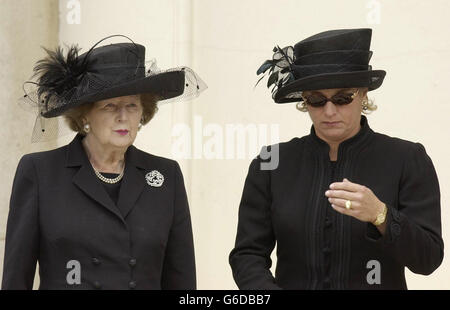 L'ancienne première ministre, Baroness Thatcher, se tient avec sa fille, Carol, à l'hôpital Royal de Chelsea, dans l'ouest de Londres, avant les funérailles de son mari.Sir Denis, 88 ans, est décédé à l'hôpital Lister, à Londres, le 26 juin, après une courte maladie.* en janvier, il a subi une opération de dérivation cardiaque de six heures dont il semblait se remettre, avant de tomber malade à nouveau à la mi-juin. Banque D'Images