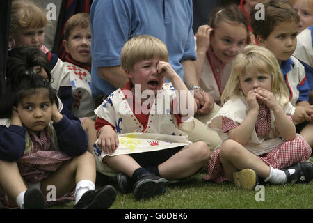 Henry, un élève de trois ans de la pépinière de l'Eagle House School à Sandhurst, Berkshire, crie « Je n'aime pas le prince Charles » comme le prince de Galles donne un discours. * le Prince Charles était en visite à l'école privée pour assister à une foire Tudor pour célébrer l'ouverture d'une réplique maison du XVIe siècle faite avec l'aide des écoliers. Banque D'Images