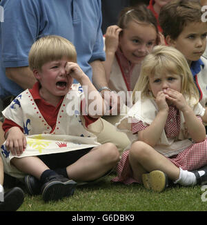 Henry, un élève de trois ans de la pépinière de l'Eagle House School à Sandhurst, Berkshire, crie « Je n'aime pas le prince Charles » comme le prince de Galles donne un discours. * le Prince Charles était en visite à l'école privée pour assister à une foire Tudor pour célébrer l'ouverture d'une réplique maison du XVIe siècle faite avec l'aide des écoliers. Banque D'Images