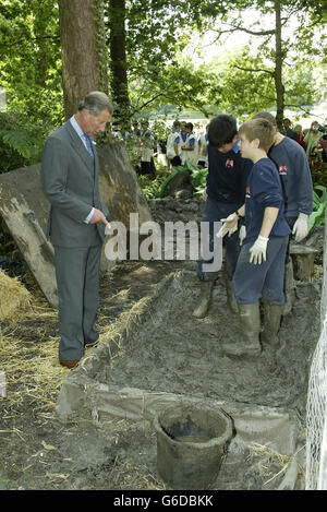 Le Prince de Galles observe la préparation du larmoiement et du naub, à l'ouverture de la Maison Tudor à l'école Eagle House à Sandhurst, Berkshire. * Charles était en visite à l'école privée pour assister à une foire Tudor pour célébrer l'ouverture d'une réplique maison du XVIe siècle faite avec l'aide des écoliers. Banque D'Images