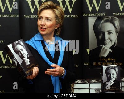 L'ancienne première dame des États-Unis Hillary Clinton détient une copie de son autobiographie « Living History » à la librairie Waterstones de Piccadilly à Londres, au cours d'une session de signature. Maintenant sénateur de New York, Mme Clinton aurait reçu 5 millions d'avance pour le livre. * l'autobiographie est destinée à être le dernier mot de Mme Clinton sur l'affaire Whitewater et Monica Lewinsky, la stagiaire à la Maison Blanche avec laquelle son mari Bill a eu une affaire. Banque D'Images