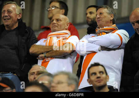 Football - championnat Sky Bet - Millwall v Blackpool - The Den.Les fans de Blackpool dans les stands pendant le match contre Millwall. Banque D'Images