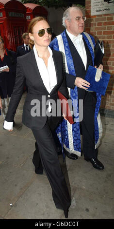 Le couturier Stella McCartney arrive à Sadler's Wells, dans le centre de Londres, avec Sir Alan Langlands, directeur de l'université de Dundee. * la fille du chanteur et compositeur légendaire Sir Paul McCartney doit recevoir un diplôme honorifique de l'Université lors d'une cérémonie exclusive pour les diplômés en design. Banque D'Images