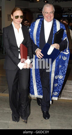 Le couturier Stella McCartney arrive à Sadler's Wells, dans le centre de Londres, avec Sir Alan Langlands, directeur de l'université de Dundee. * la fille du chanteur et compositeur légendaire Sir Paul McCartney doit recevoir un diplôme honorifique de l'Université lors d'une cérémonie exclusive pour les diplômés en design. Banque D'Images