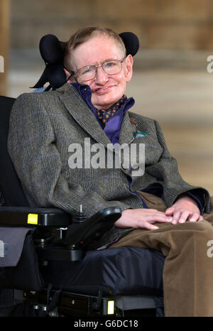 Le professeur Stephen Hawking arrive pour la projection de gala de Hawking la nuit d'ouverture du 33ème Festival du film de Cambridge à la Cambridge Picture House. Banque D'Images