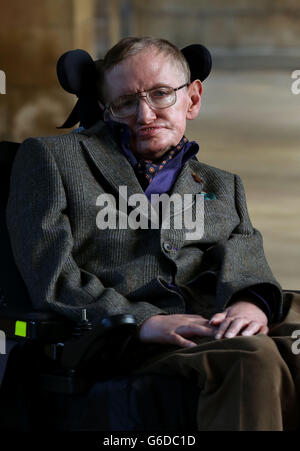 Le professeur Stephen Hawking arrive pour la projection de gala de Hawking la nuit d'ouverture du 33ème Festival du film de Cambridge à la Cambridge Picture House. Banque D'Images