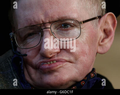 Le professeur Stephen Hawking arrive pour la projection de gala de Hawking la nuit d'ouverture du 33ème Festival du film de Cambridge à la Cambridge Picture House. Banque D'Images